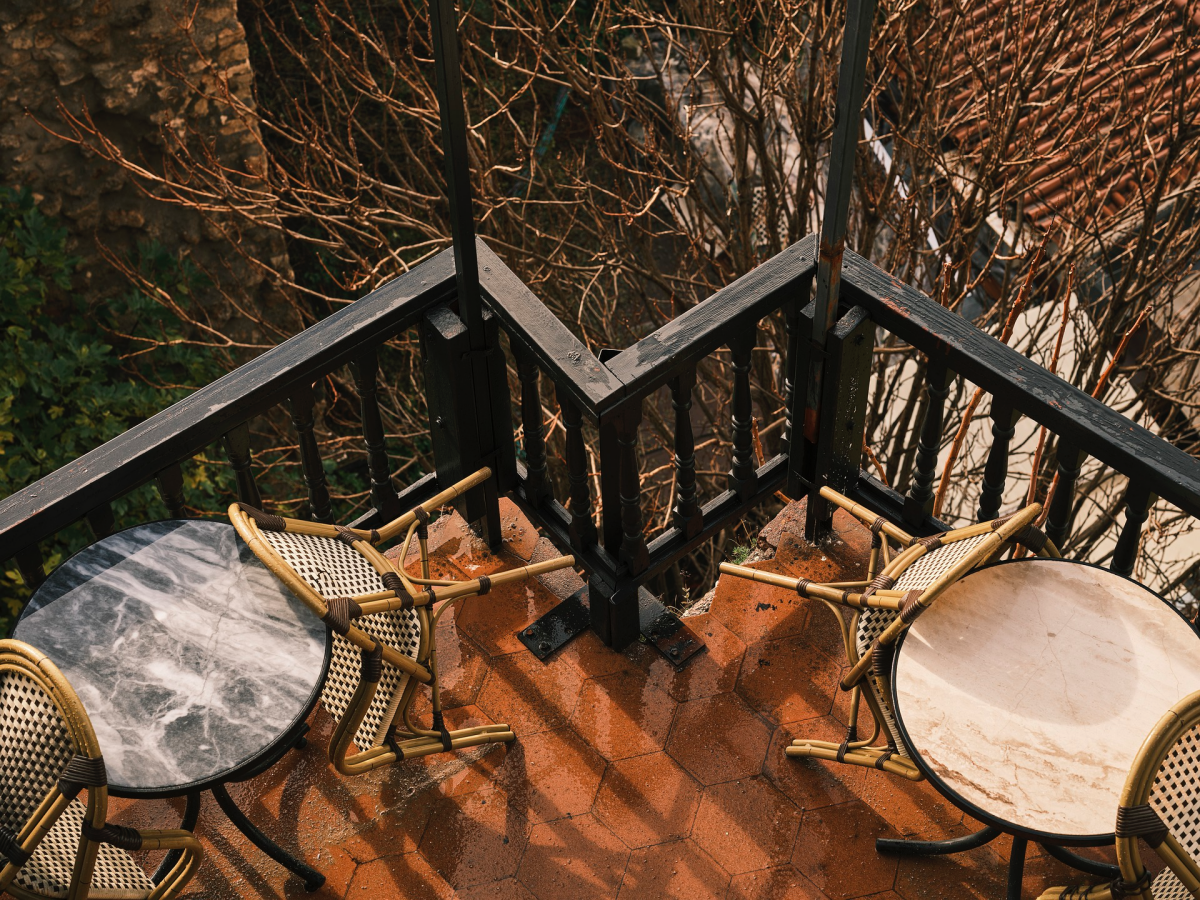 balkon ohne pflanzen im winter pixabay