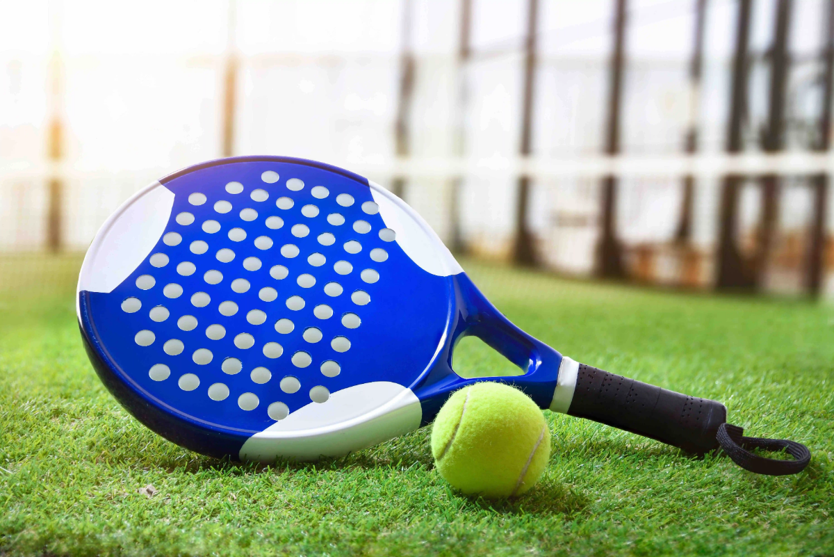 blauer schläger und tennisball für paddel