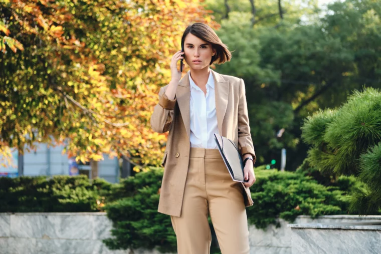 blazer trend 2023 herbst mode damen putfit in beige und weiss