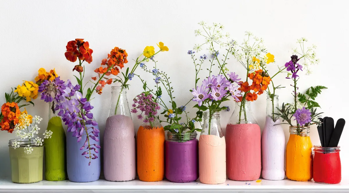 bunte vasen selber machen flaschen und einmachgläser mit acrylfarben bemalen
