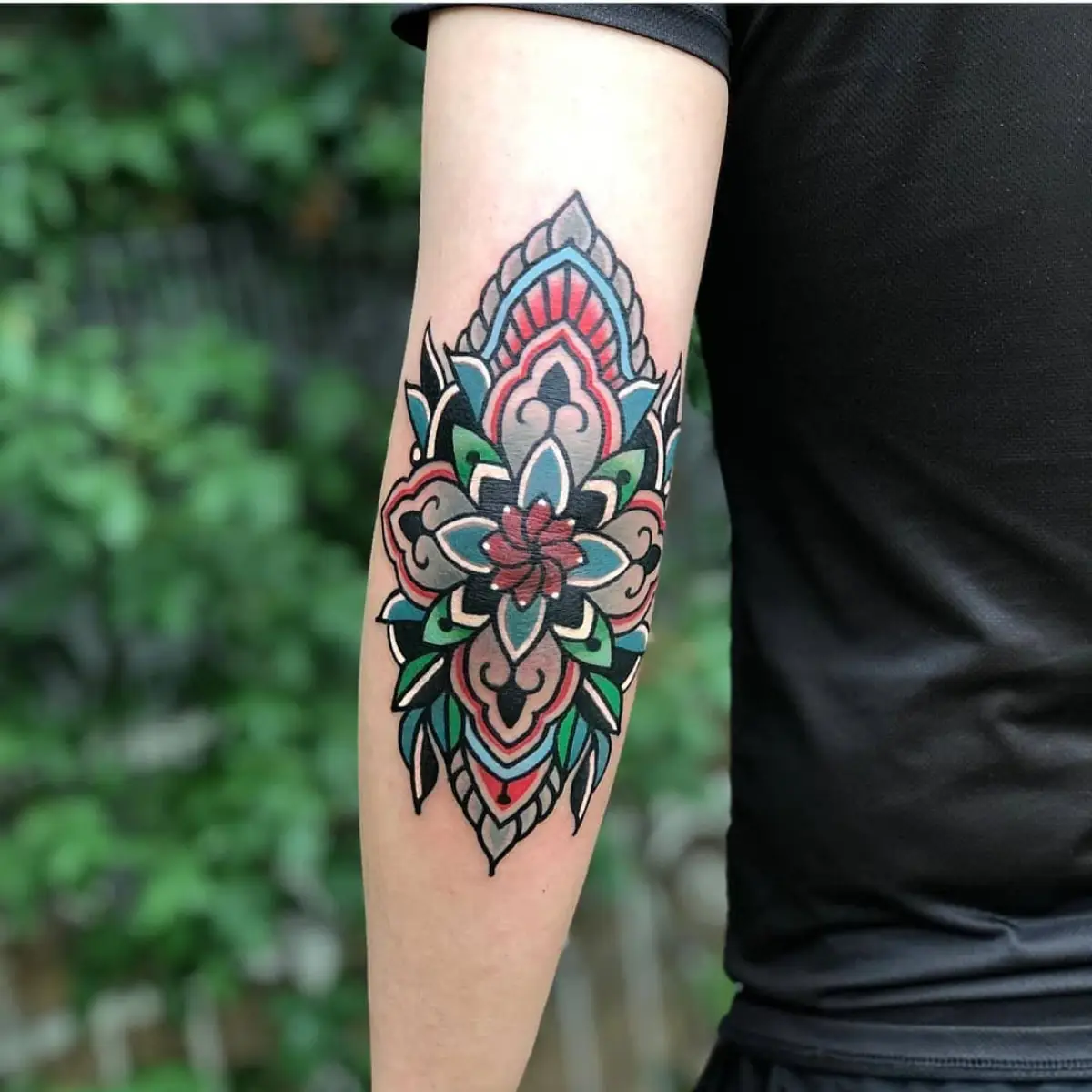 coole kleine tattoos fuer frauen trends 2023 abstraktes tattoo mandala bunt auf ellenbogen
