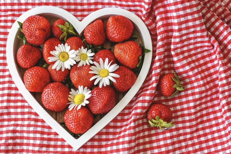 ernaehrung fuer gesunde augen erdbeeren in schuessel herz