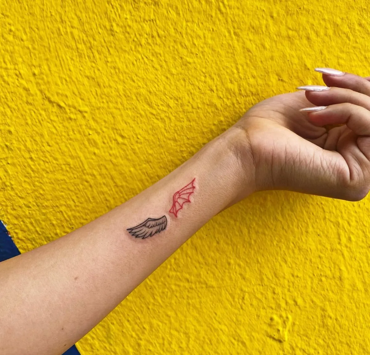 filigrane tattoos für frauen ab 50 flügel am unterarm