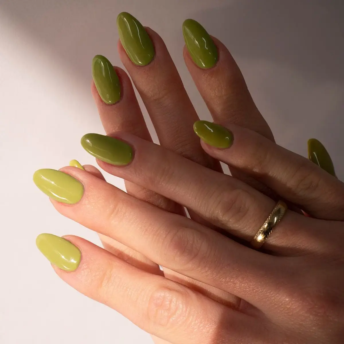 fingernaegel design 2023 herbst aktuelle naegeltrends dirty martini nails nagel in hell olivengruen