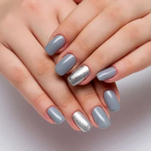 fingernaegel herbst 2023 trend elegante kurye manikuere grau mit silber metallic