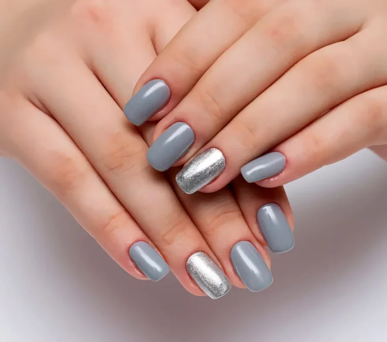 fingernaegel herbst 2023 trend elegante kurye manikuere grau mit silber metallic