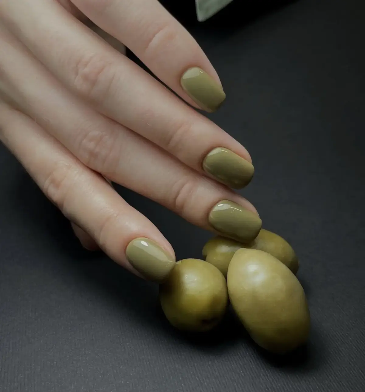 fingernaegel trends 2023 herbst olivengruen martini nails