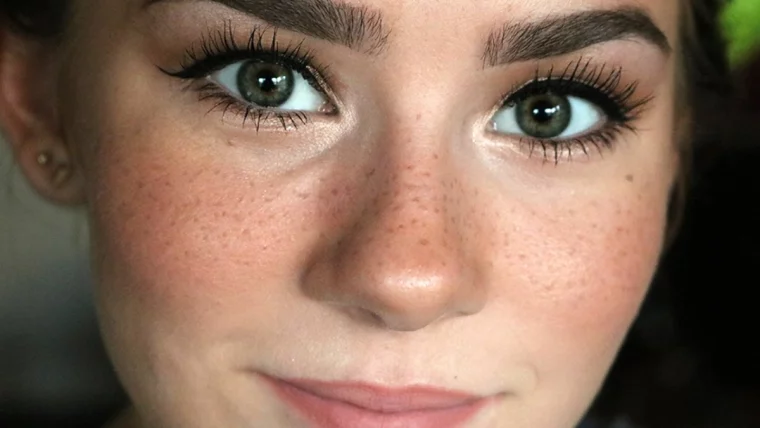 frau mit falschen sommersprossen als make up für pippi langstrumpf kostüm