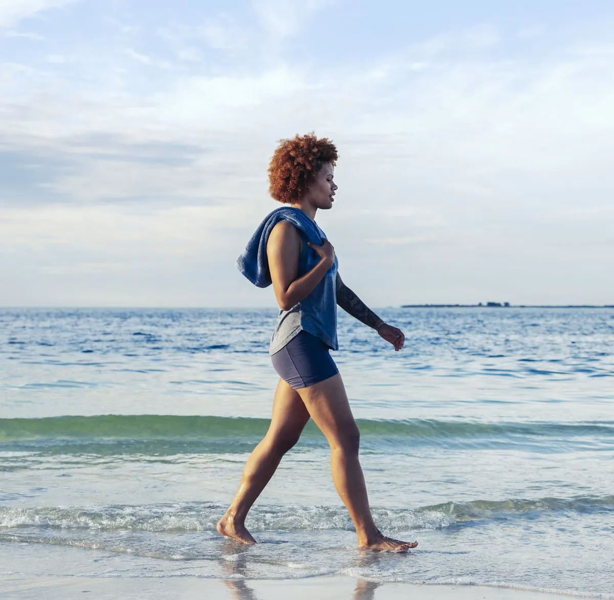 frau spaziergang am strand fit und gesund