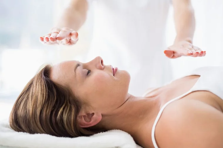 haende auflegen als heilkunst und reiki behandlung