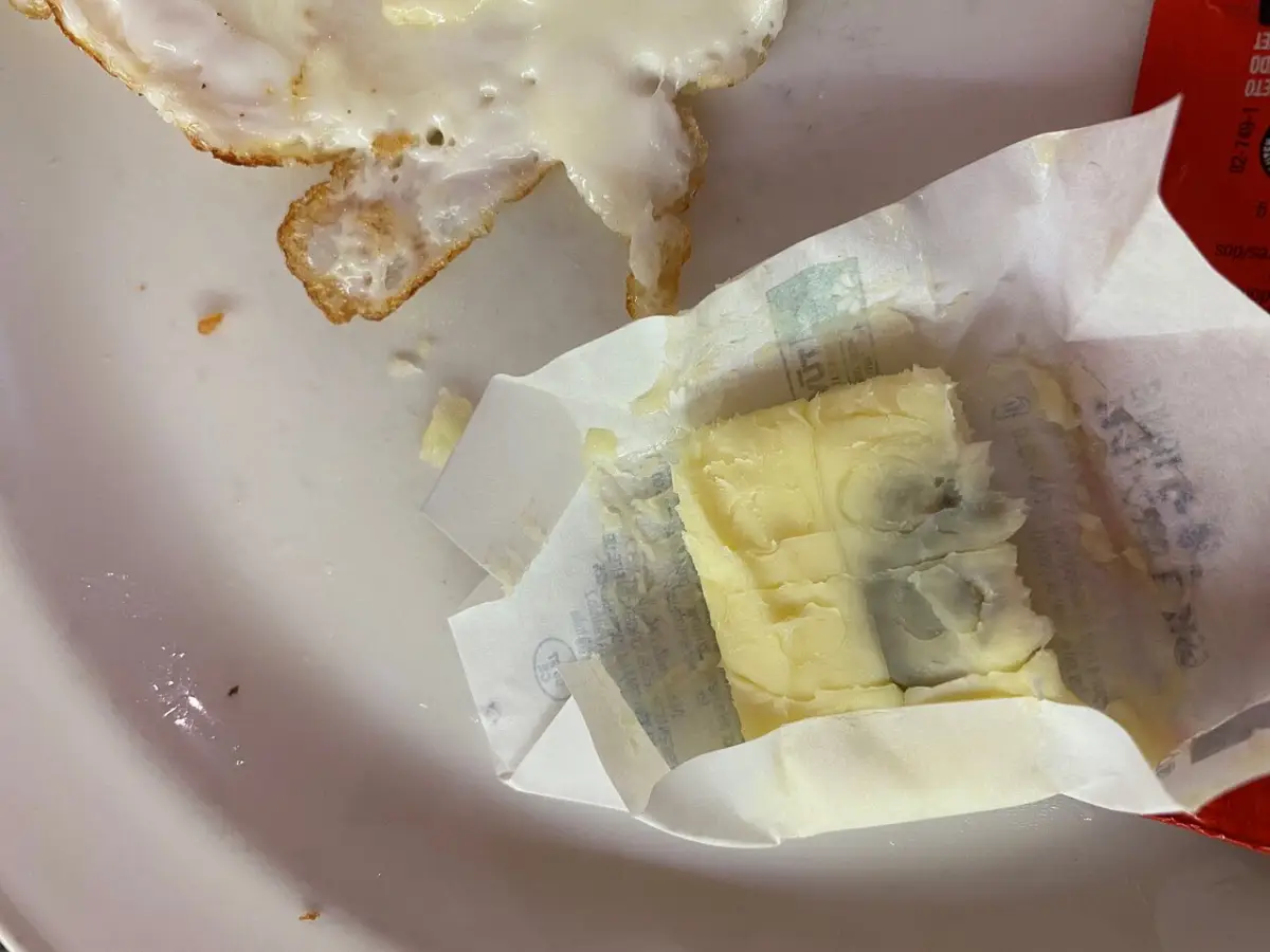 ist butter gesund oder nicht butter abgelaufen essen stueck butter mit schimmel