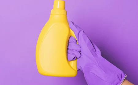 kein waschmittel gelbe flasche lila hintergrund hand