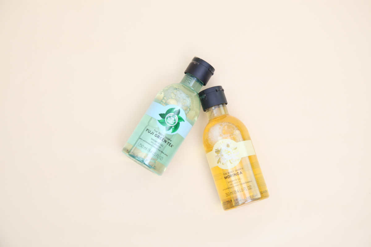 kleine flaschen mit shampoo fiji green tea und moringa