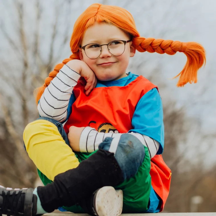 kleines mädchen mit bunter kleidung als pippi langstrumpf verkleidet