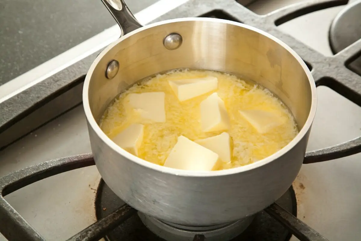 rahmsauce selbst gemacht zutaten fuer rezept rahmsosse selber machen butter im topf schmelzen