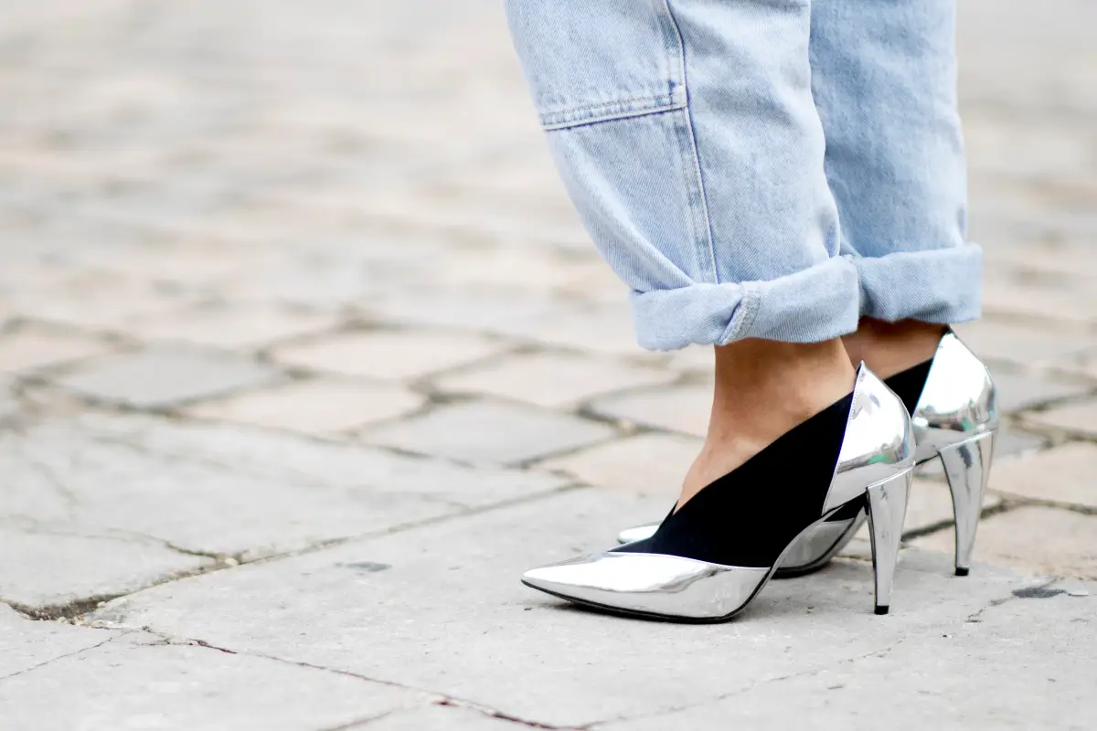 schuhtrends 2023 damen schuhe im trend herbst 2023 frau mit stilettos in silber und schwarz breite jeans
