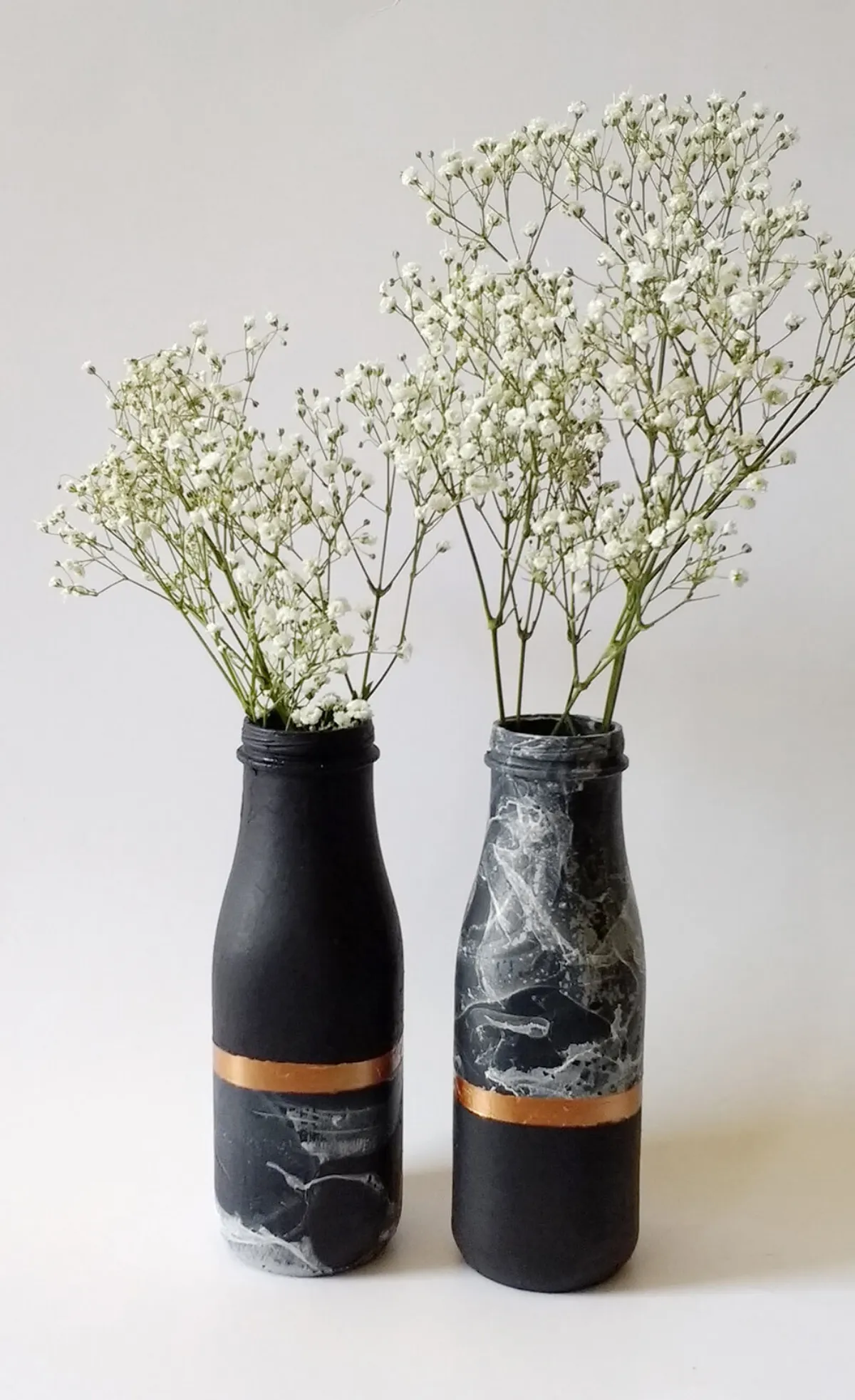 selbstgemachte vasen schwarze acrylfarbe godener streifen