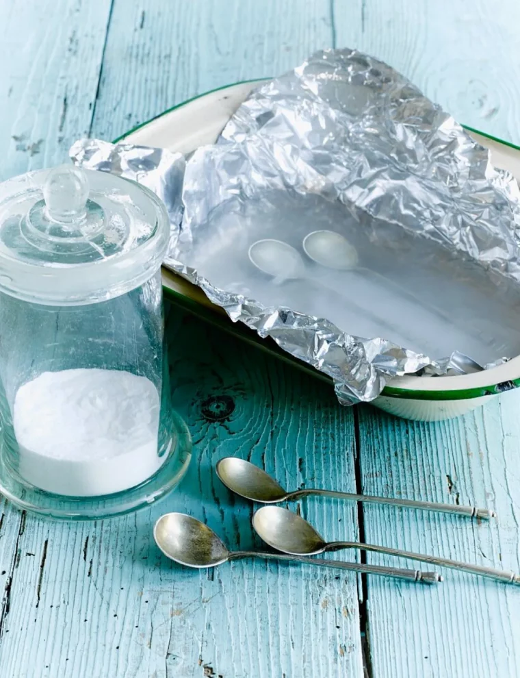 silberbesteck einweichen lösung aus natron und salz