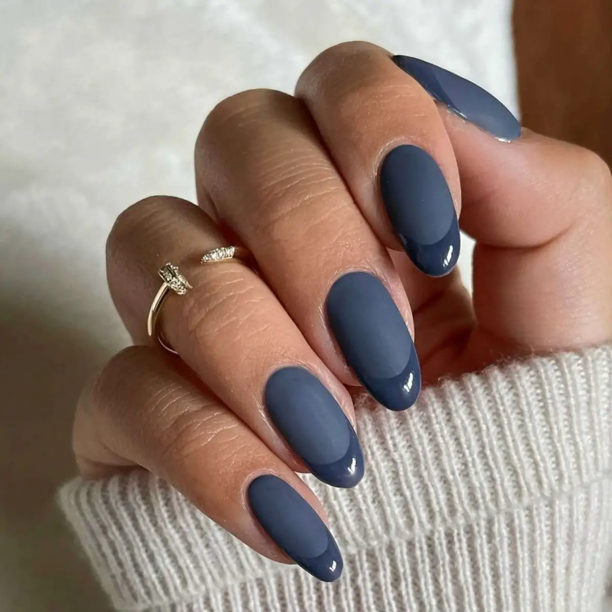 sind gelnaegel noch modern 2023 herbst french nails in navy blau matte glanz