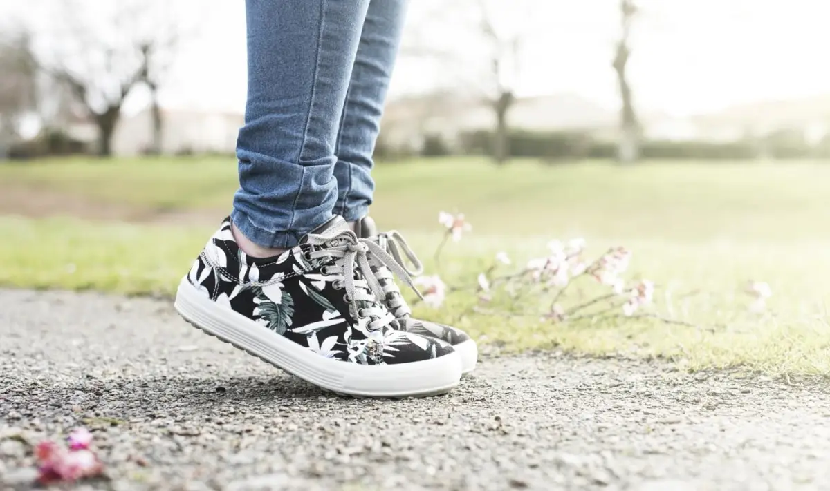 sneaker trend 2023 damen herbst schwarze sneakers mit floralen details