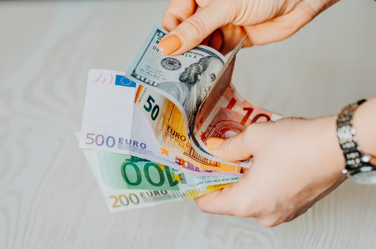 spontaene kaeufe vermeiden euros in hand geld bargeld