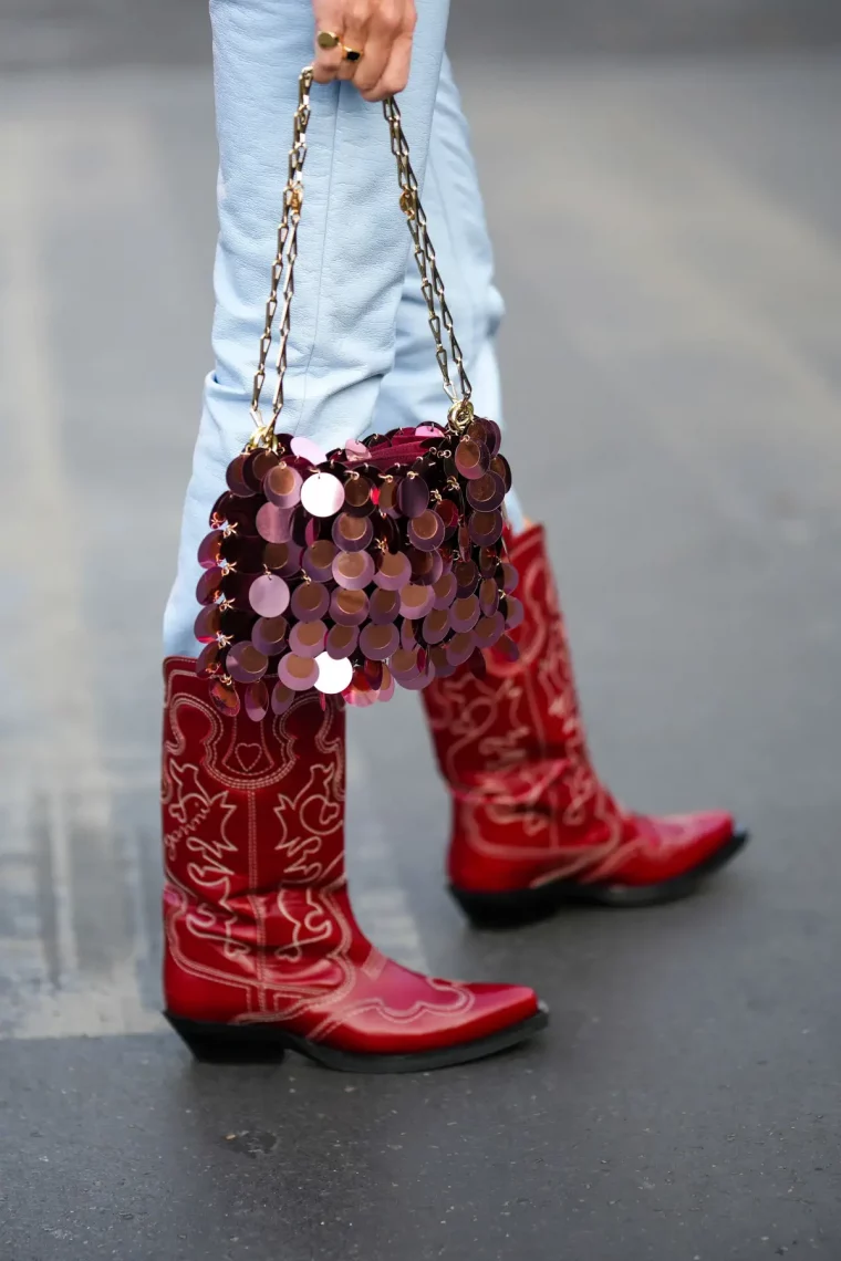 trends herbst winter 2022 2023 cowboy boots in rot mit gerade jeans und rote tasche mit pailleten