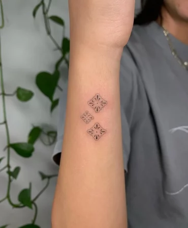 unterarm tattoo idee frauen ab 50 symbole