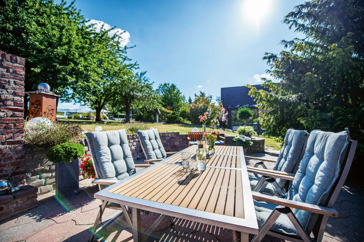 was gegen gruenbelag auf der terrasse