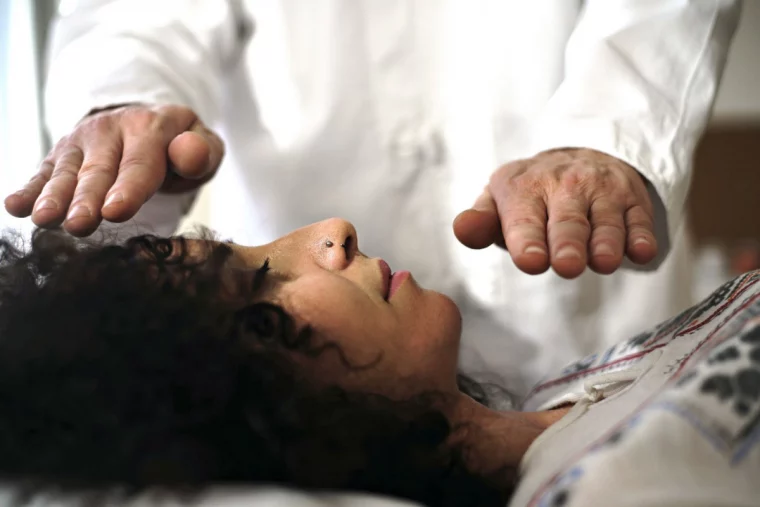 was ist reiki behandlung und reiki wirkung auf den koerper