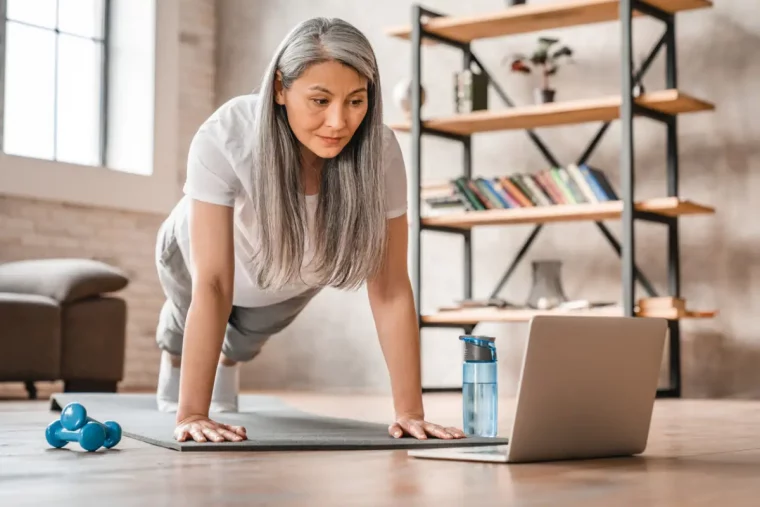 was laesst bauchfett am schnellsten schmelzen bauchtraining ab 50 frau macht training zu hause mit pc