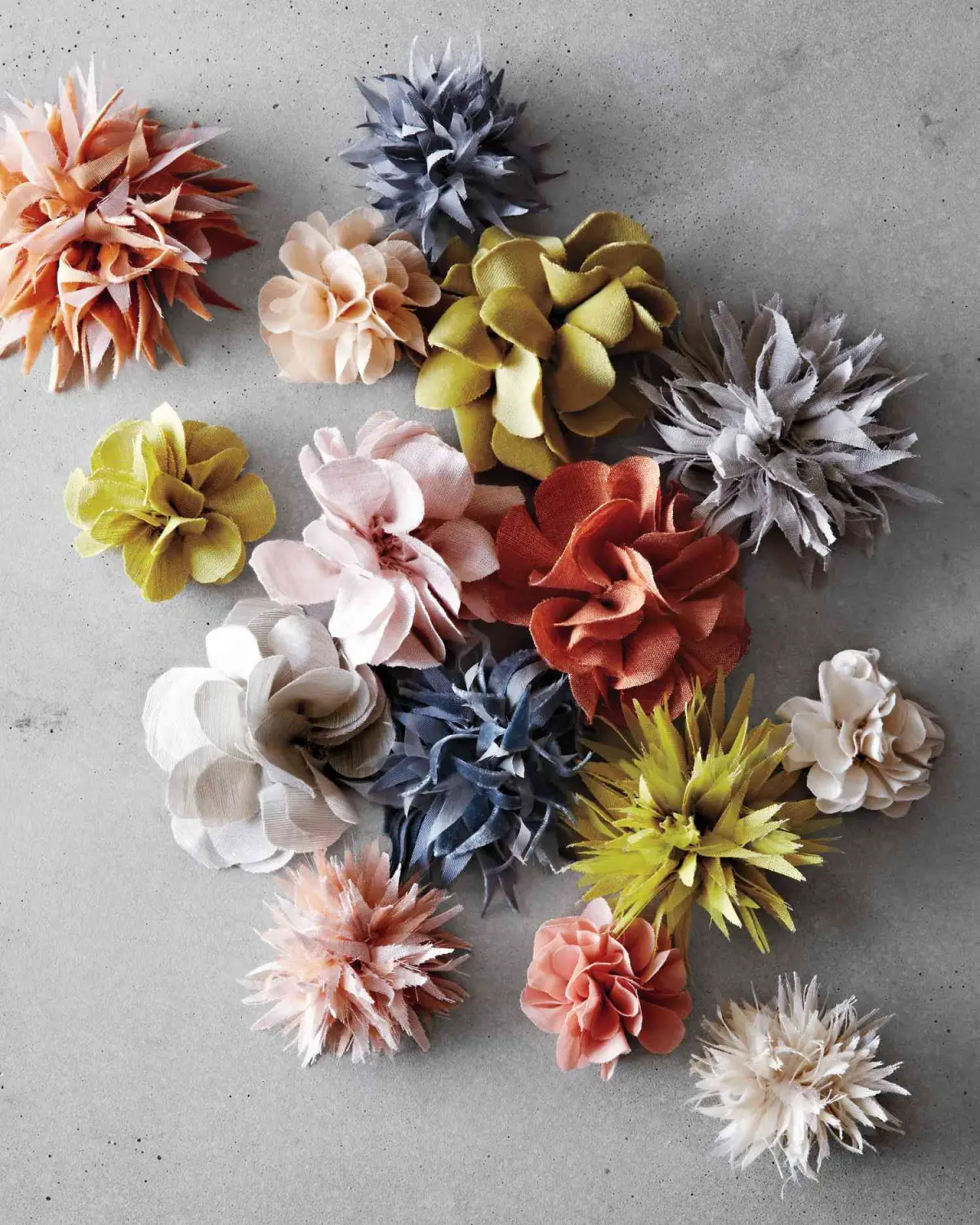 was nettes zum 50 geburtstag frau selber machen brosche mit papierblumen basteln