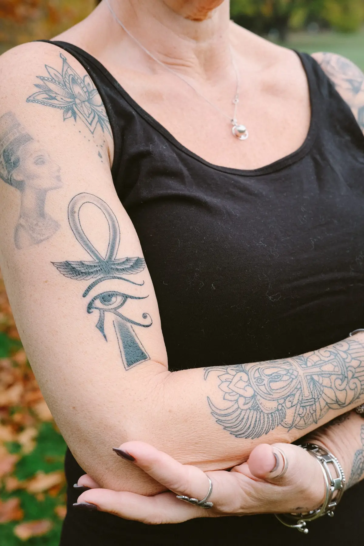 weibliche tattoos trends 2023 welche tattoos sind für frauen ab 60 in frau mit tattoos auf dem hand ägyptische symbolen
