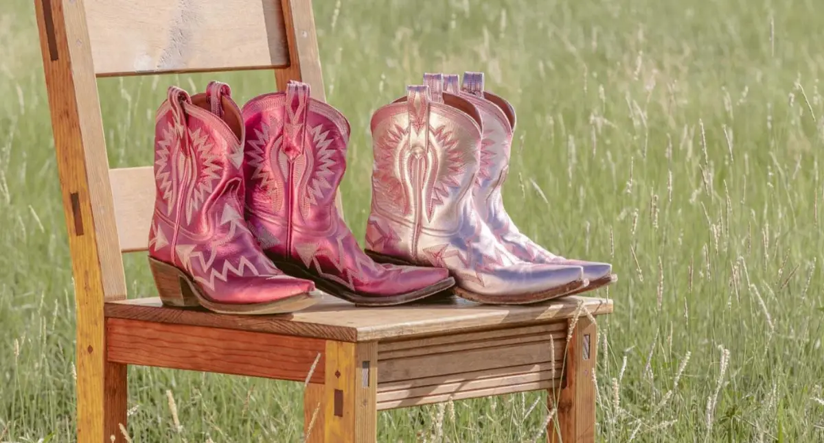 welche elegante stiefeletten mit absatz sind im herbst 2023 in zwei paare cowboy boots in pink und rosa mit metallic optik