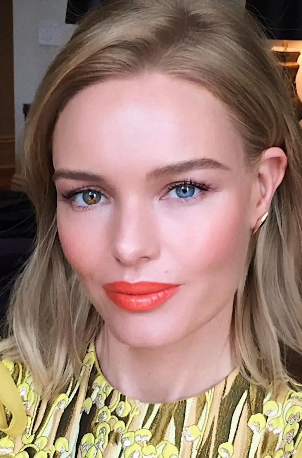 welche lippenstift farbe ab 50 kate bosworth mit koralrot lippenstift