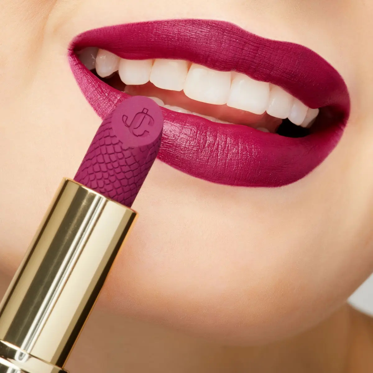 welcher lippenstift macht alt lippenstift ab 50 auftragen frau traegt weinrot lippenstift