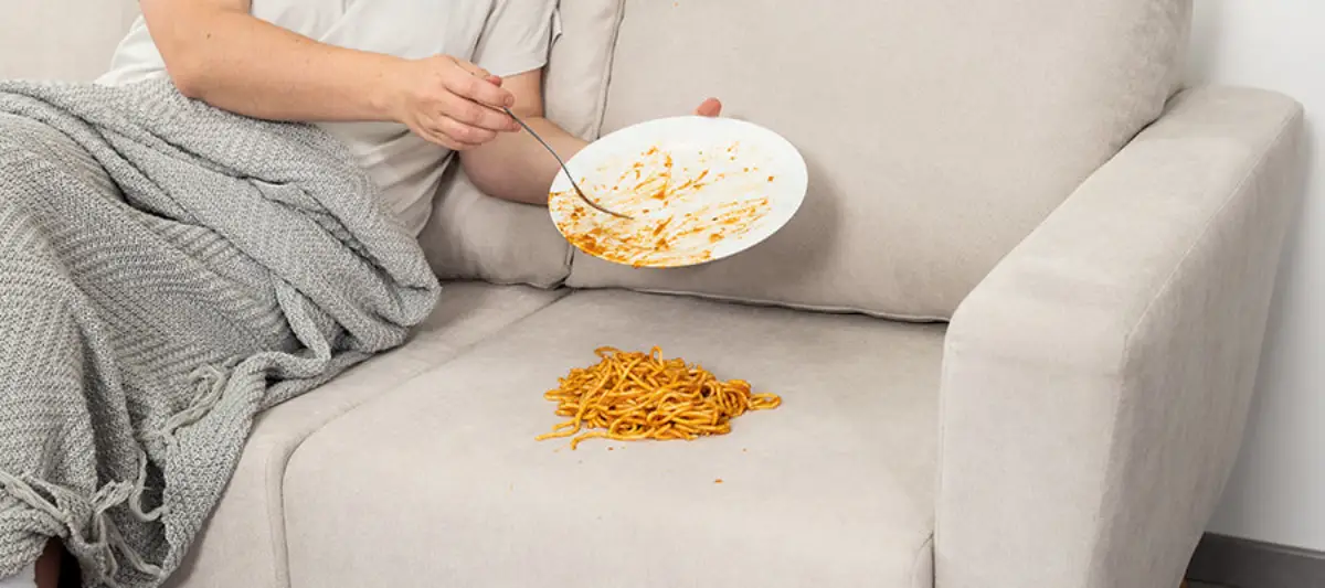 wie reinigen man polstermoebel aus stoff spagetti flecke aus sofa reinigen