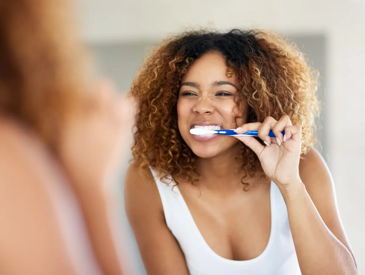 zähne aufhellen mit zahnpasta und geeigneter zahnbürste