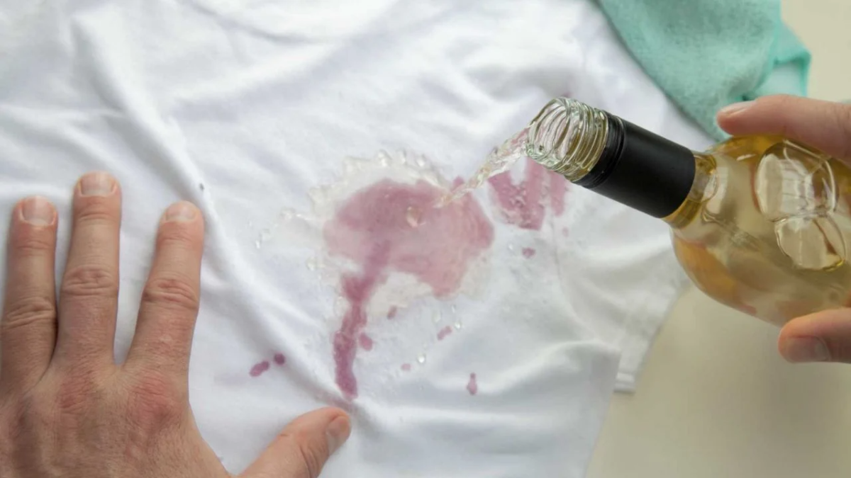 rotweinflecken mit weißwein entfernen
