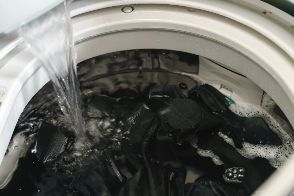 schwarze jeans in der waschmaschine