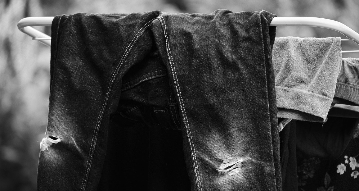 trocknen schwarzer jeans an der luft