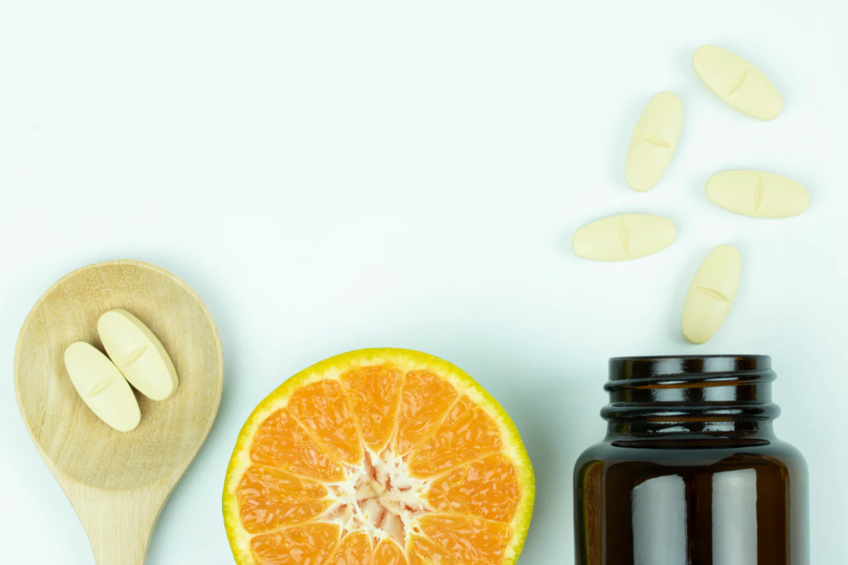 vitamin c tabletten und orangen zum vorbeugen von erkältung