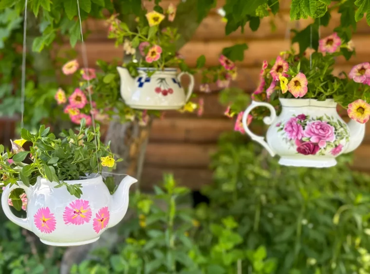 alte teekannen als blumentöpfe verwenden gartendeko ideen