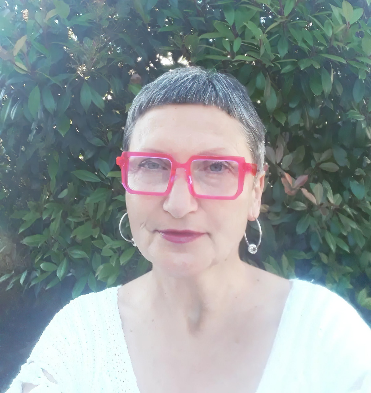 eva ebner martino frecher pixie mit mikro pony und brille graues haar