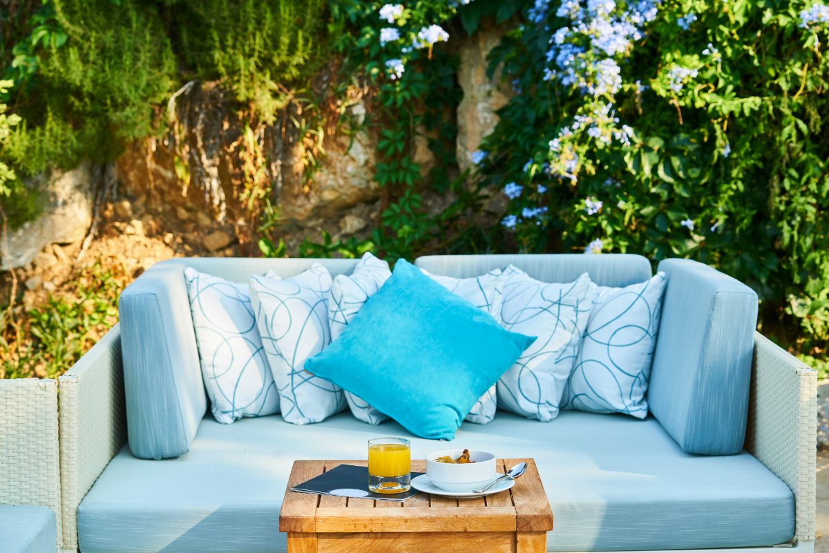 gartenmoebel aufbewahrung outdoor moebel sofa mit blauen kissen