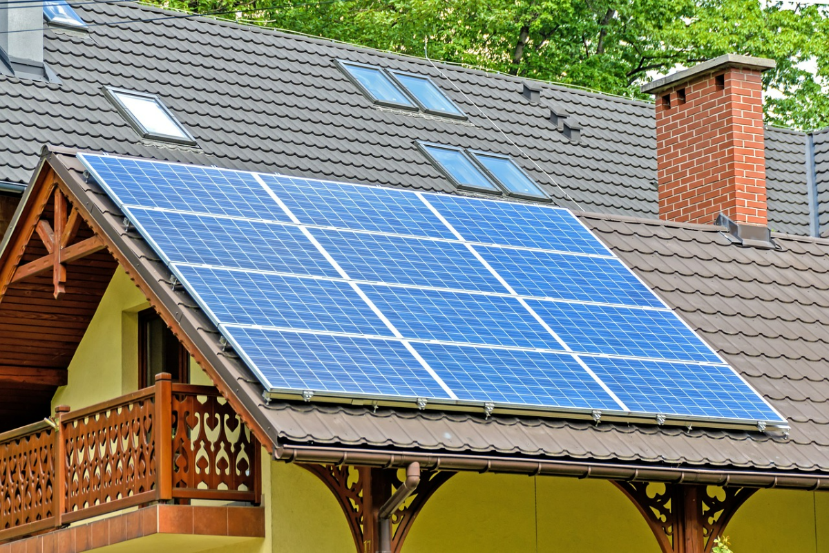 haus mit solaranlage am dach