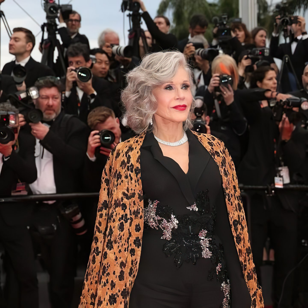 janefonda wavy lob freche frisuren fuer graue haare jane fonda in cannes 2024