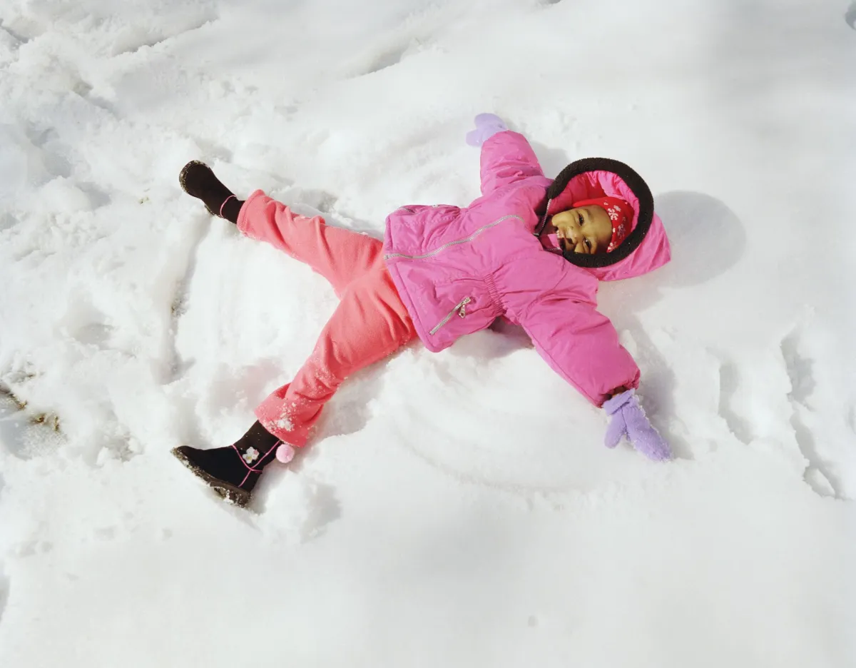 kind macht schneeengel aktivitäten für kinder im winter