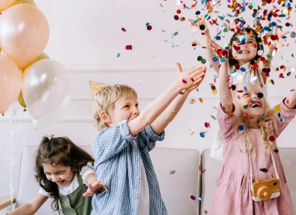 kinder feiern konfetti ballons kindergeburtstag