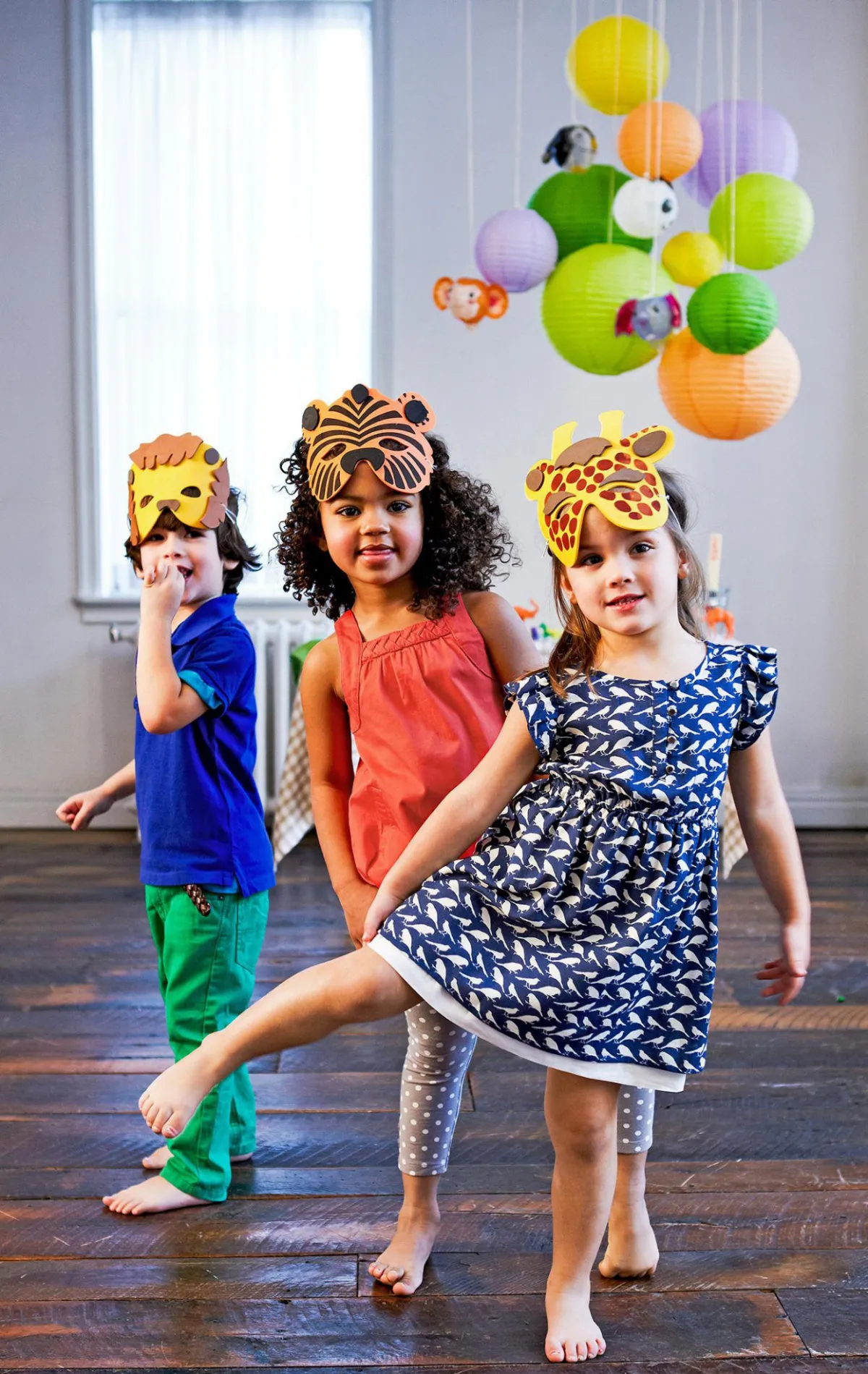 kindergeburtstag ideen kinder mit tiermasken schwebende ballons