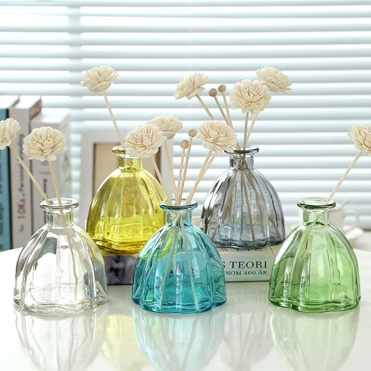 leere parfümflaschen als vasen mit dekorativen blumen